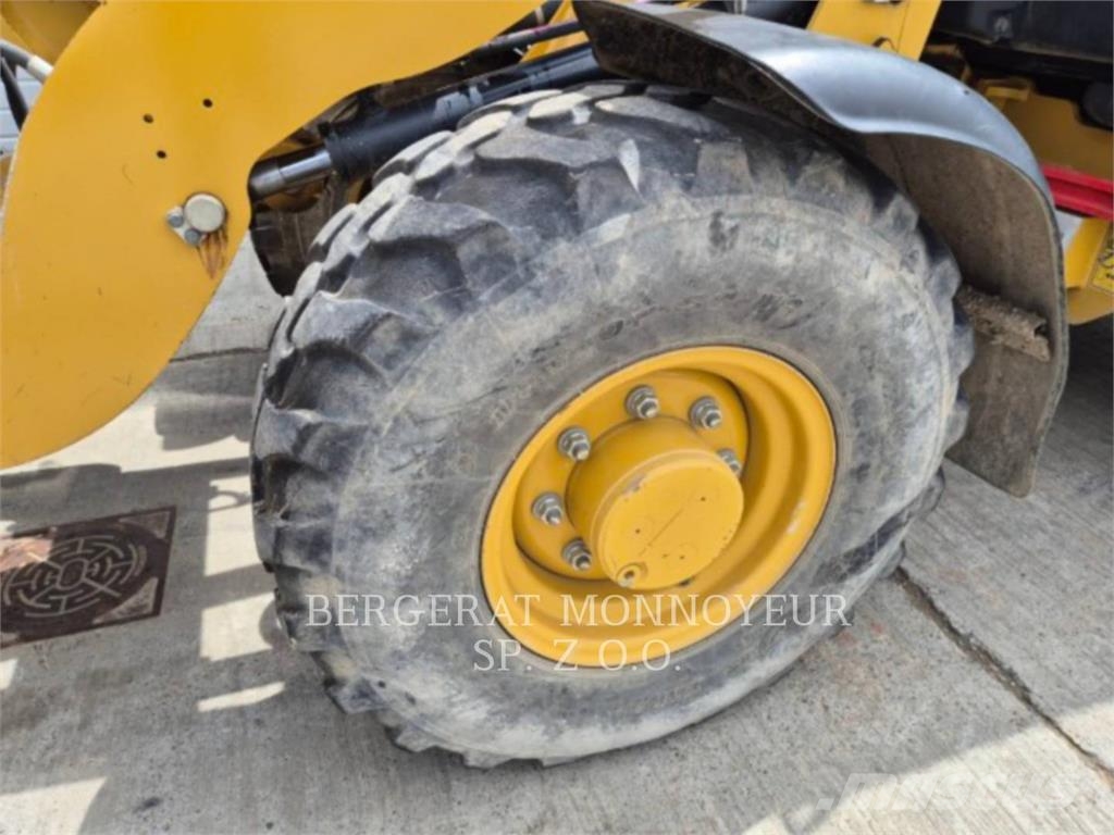 CAT 906M لوادر بعجل