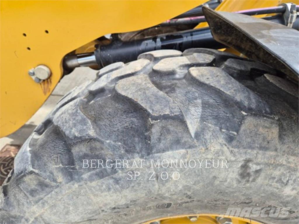 CAT 906M لوادر بعجل