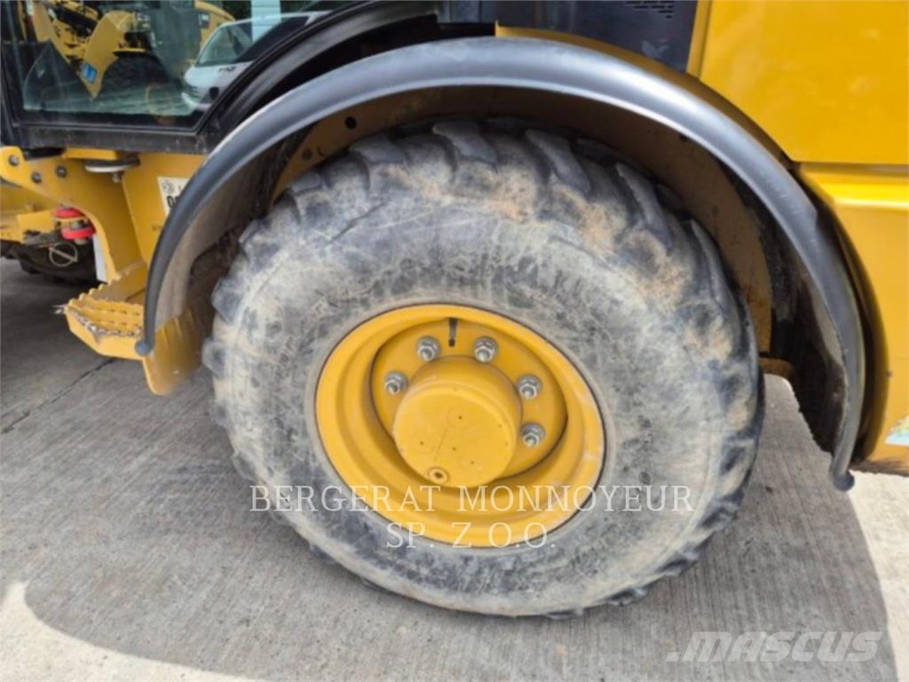 CAT 906M لوادر بعجل