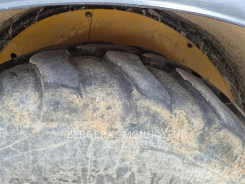 CAT 906M لوادر بعجل