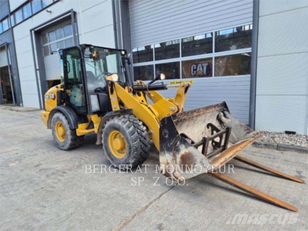 CAT 906M لوادر بعجل