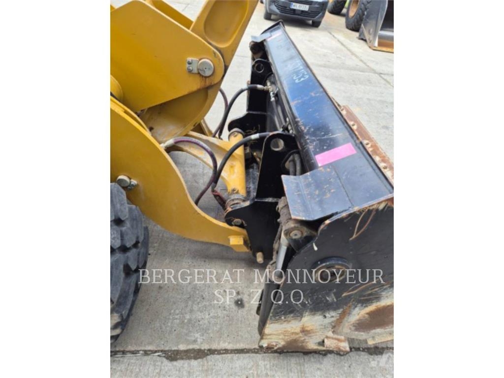 CAT 906M لوادر بعجل