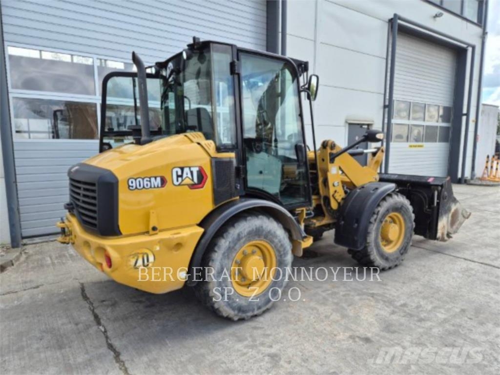 CAT 906M لوادر بعجل