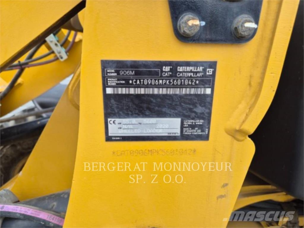 CAT 906M لوادر بعجل
