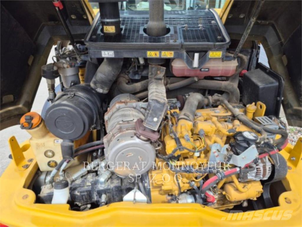 CAT 906M لوادر بعجل