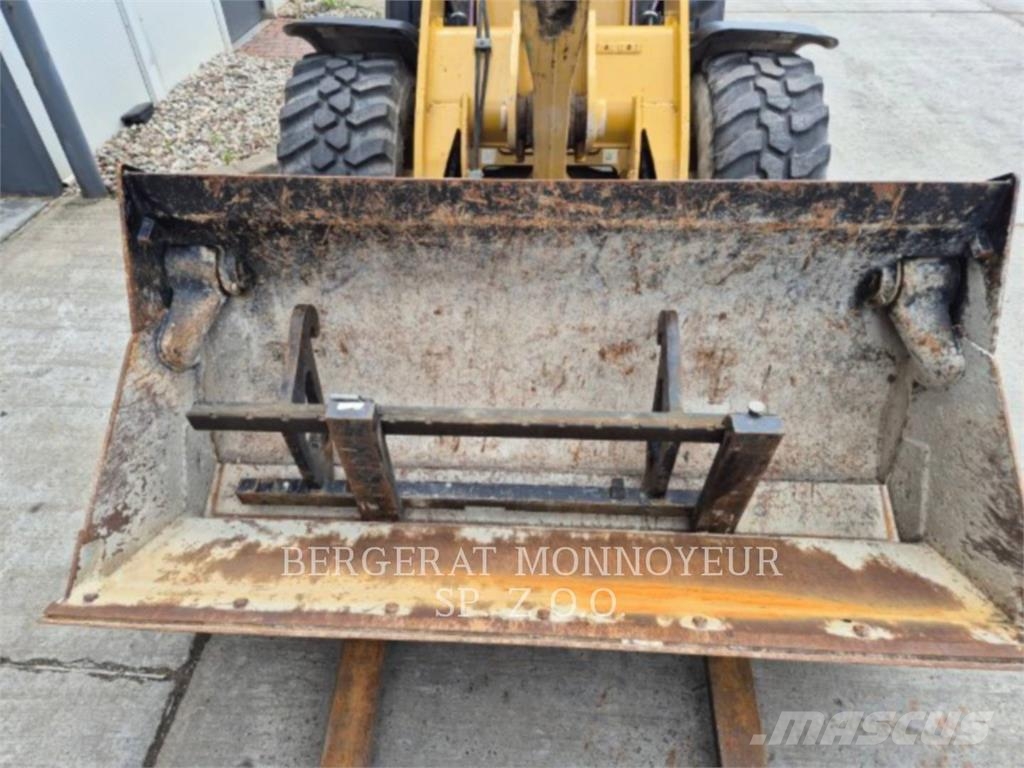CAT 906M لوادر بعجل