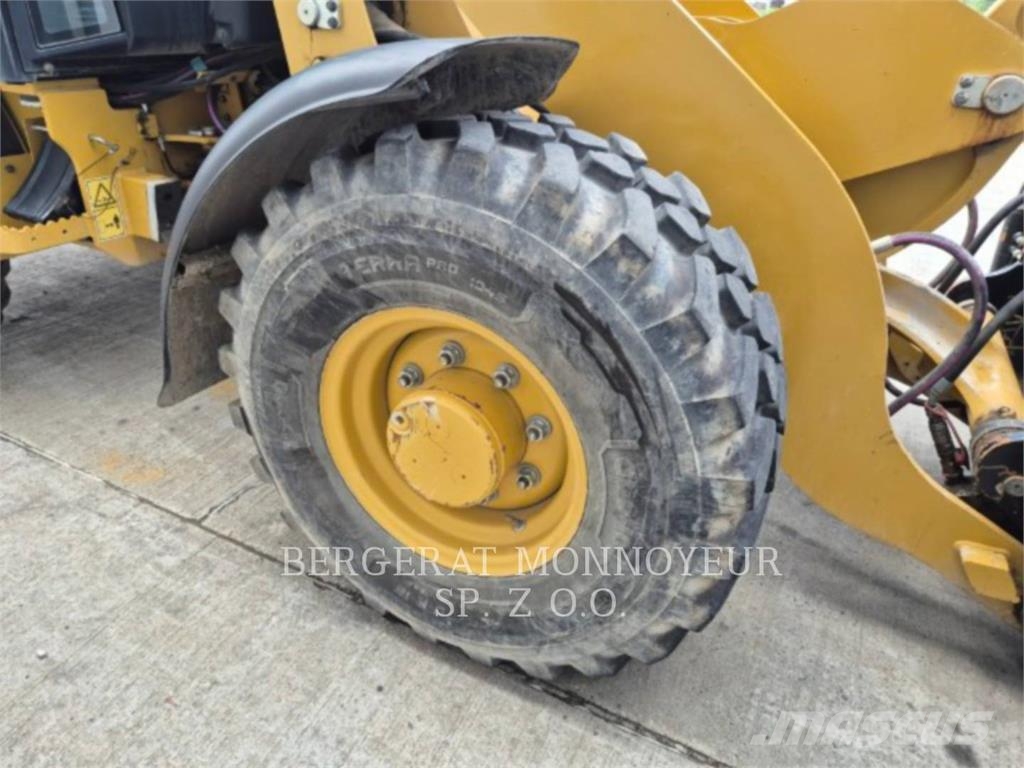 CAT 906M لوادر بعجل