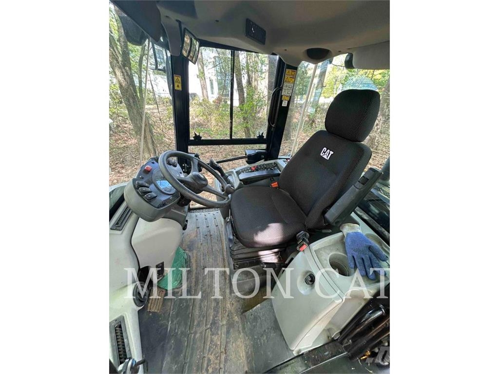CAT 906M Kolesové nakladače