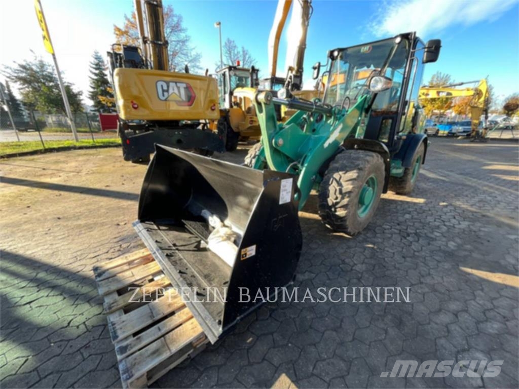 CAT 906M Iekrāvēji uz riteņiem