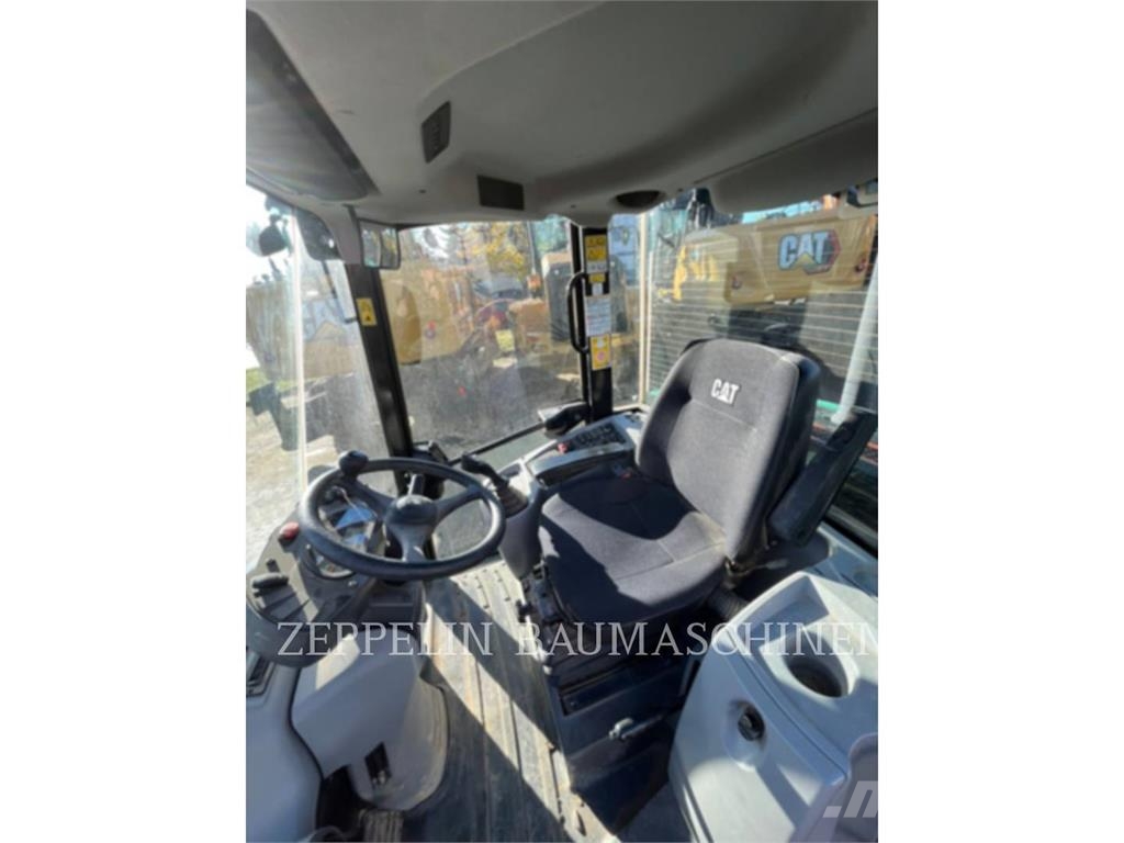 CAT 906M Iekrāvēji uz riteņiem