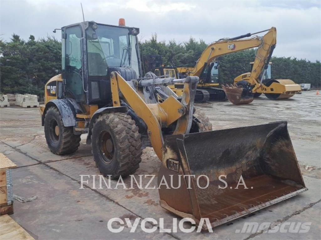 CAT 908M لوادر بعجل