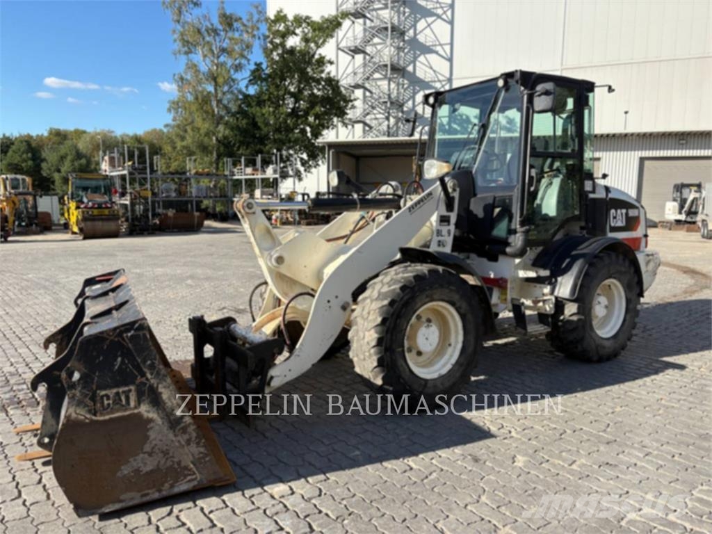 CAT 908M Iekrāvēji uz riteņiem
