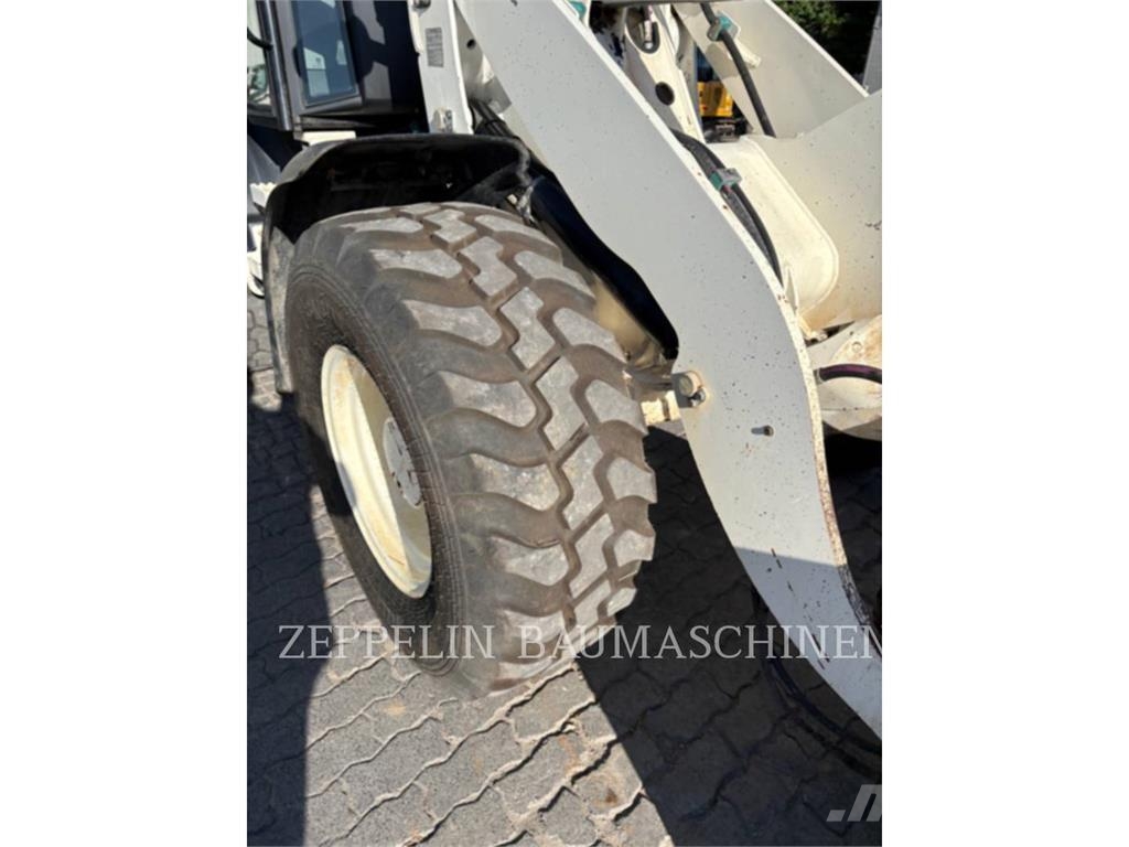 CAT 908M Iekrāvēji uz riteņiem