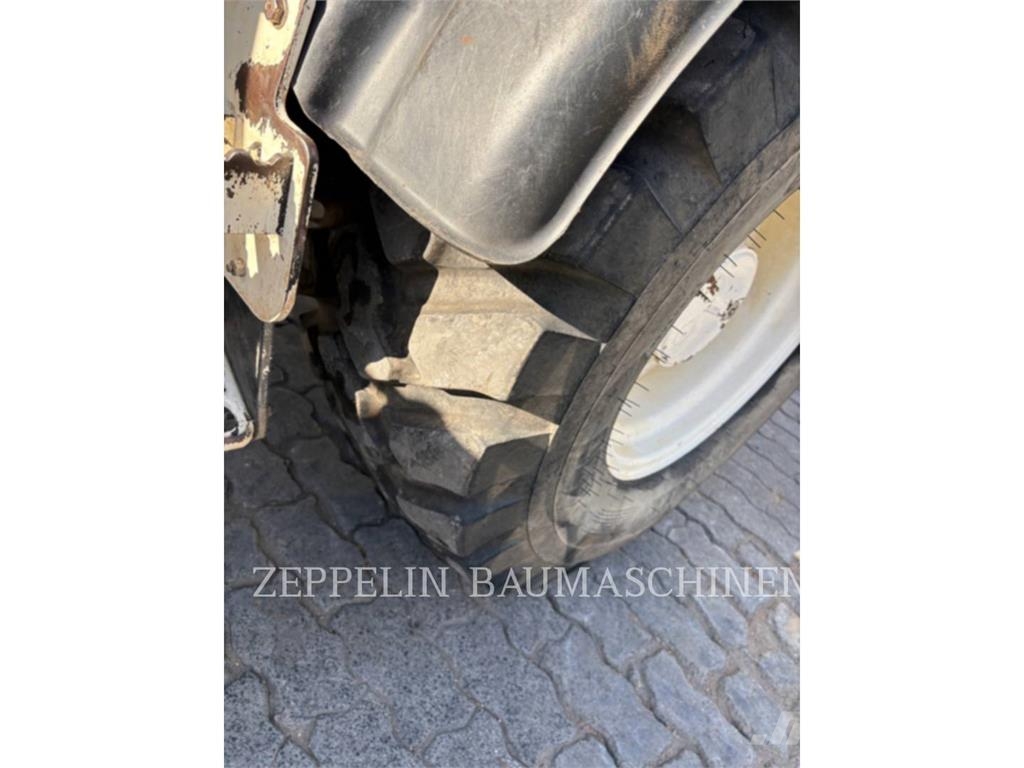 CAT 908M Iekrāvēji uz riteņiem