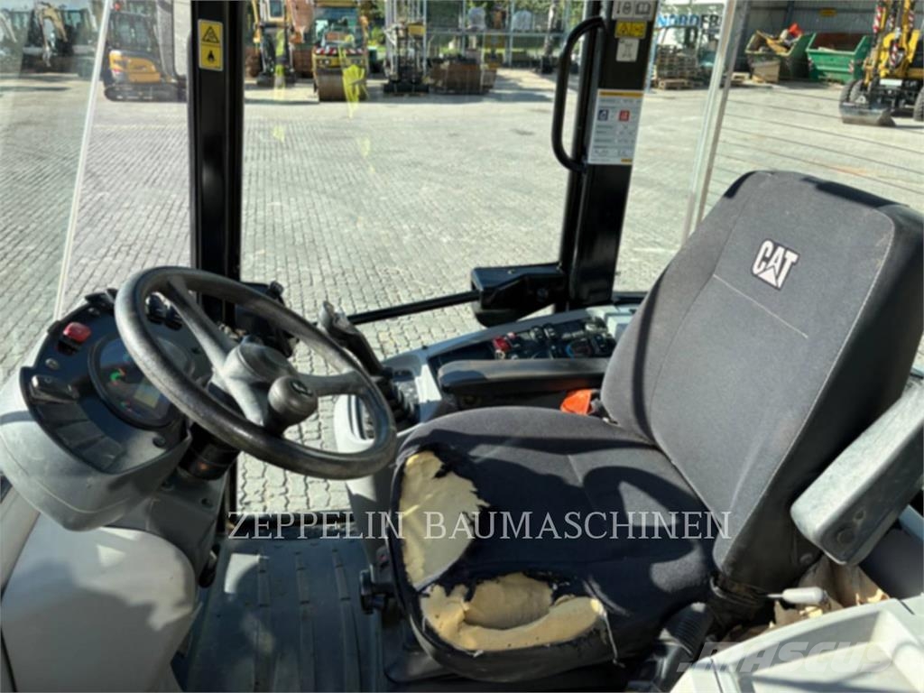 CAT 908M Iekrāvēji uz riteņiem