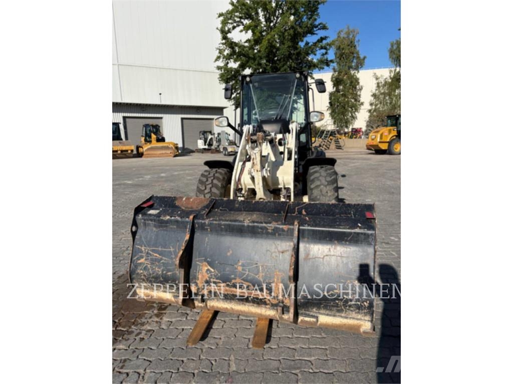 CAT 908M Iekrāvēji uz riteņiem