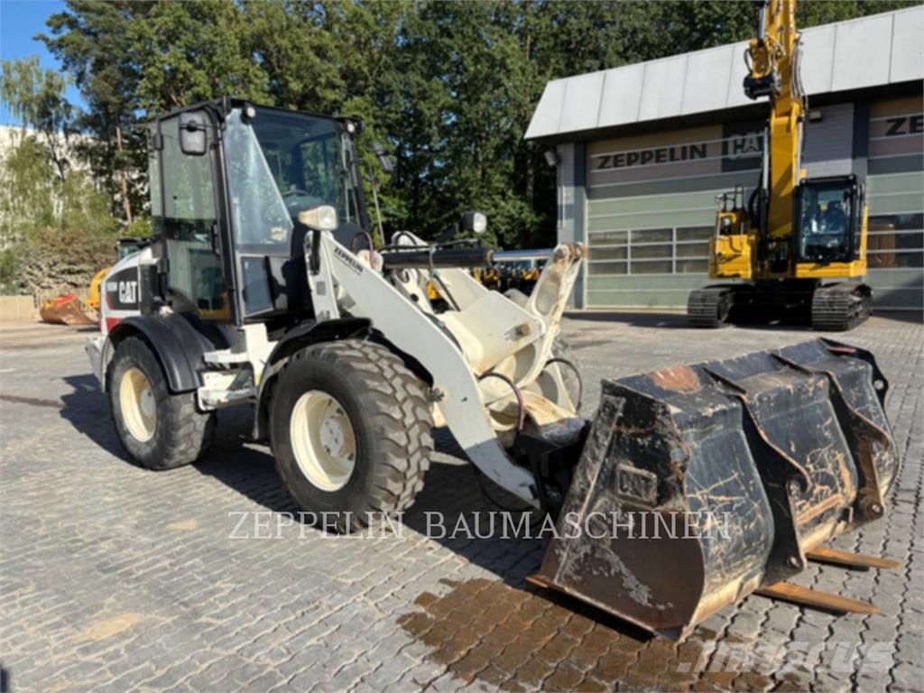 CAT 908M Iekrāvēji uz riteņiem