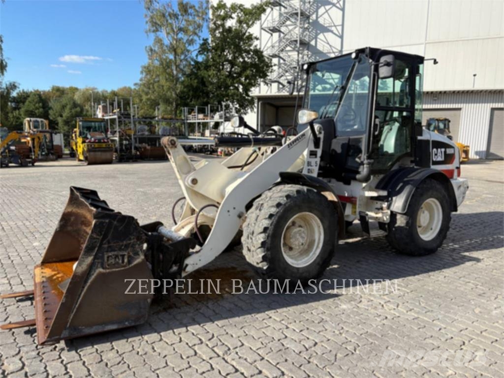 CAT 908M Iekrāvēji uz riteņiem