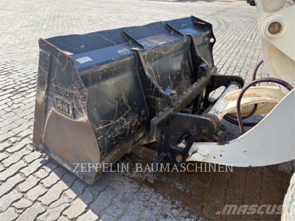 CAT 908M Iekrāvēji uz riteņiem