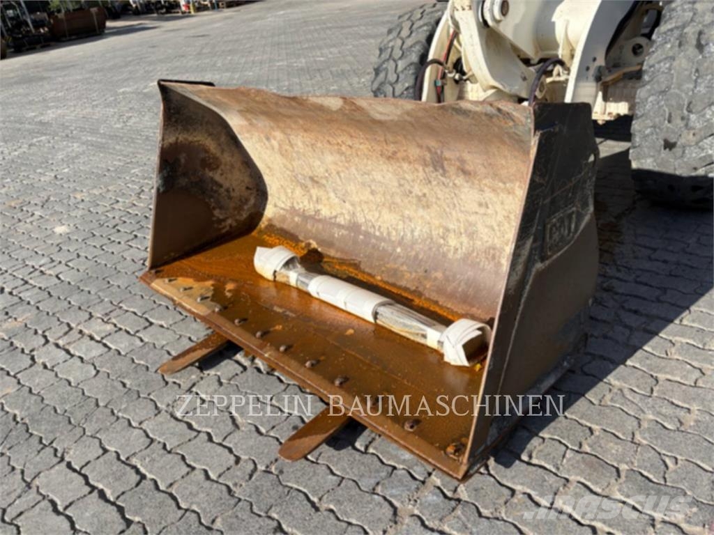 CAT 908M Iekrāvēji uz riteņiem