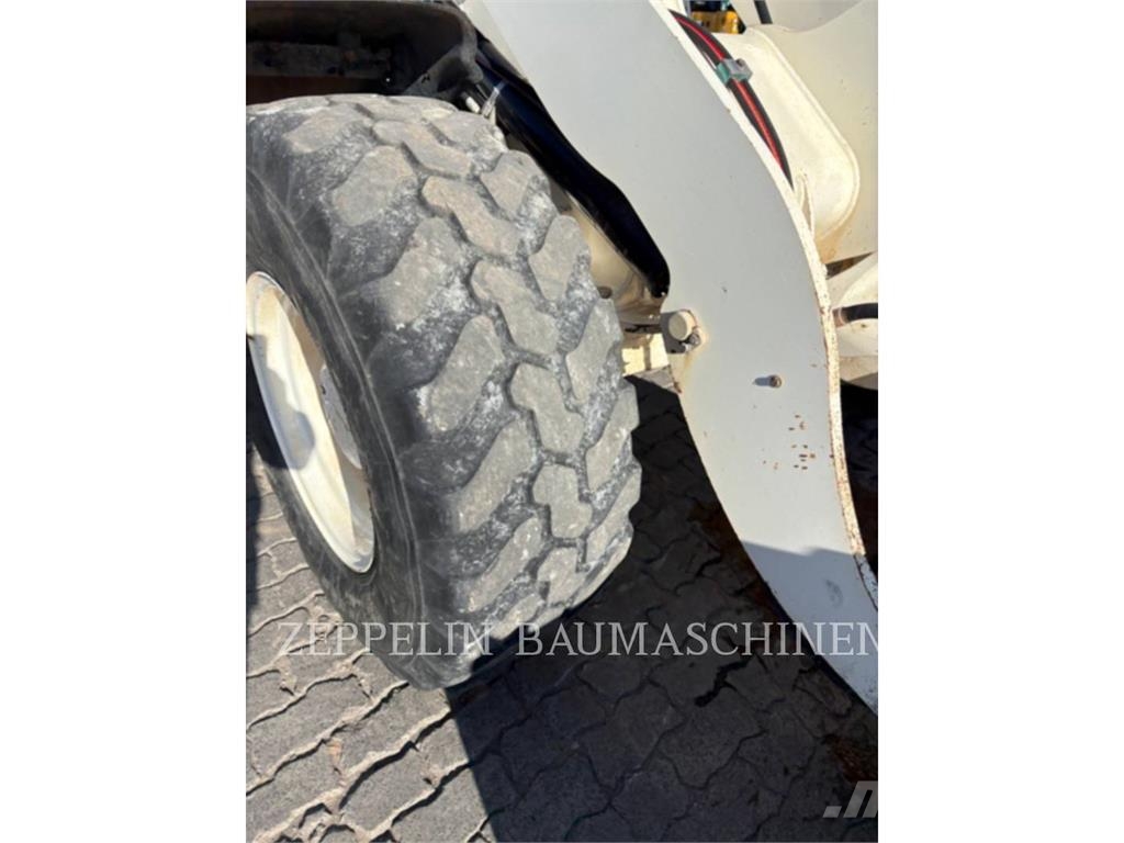 CAT 908M Iekrāvēji uz riteņiem