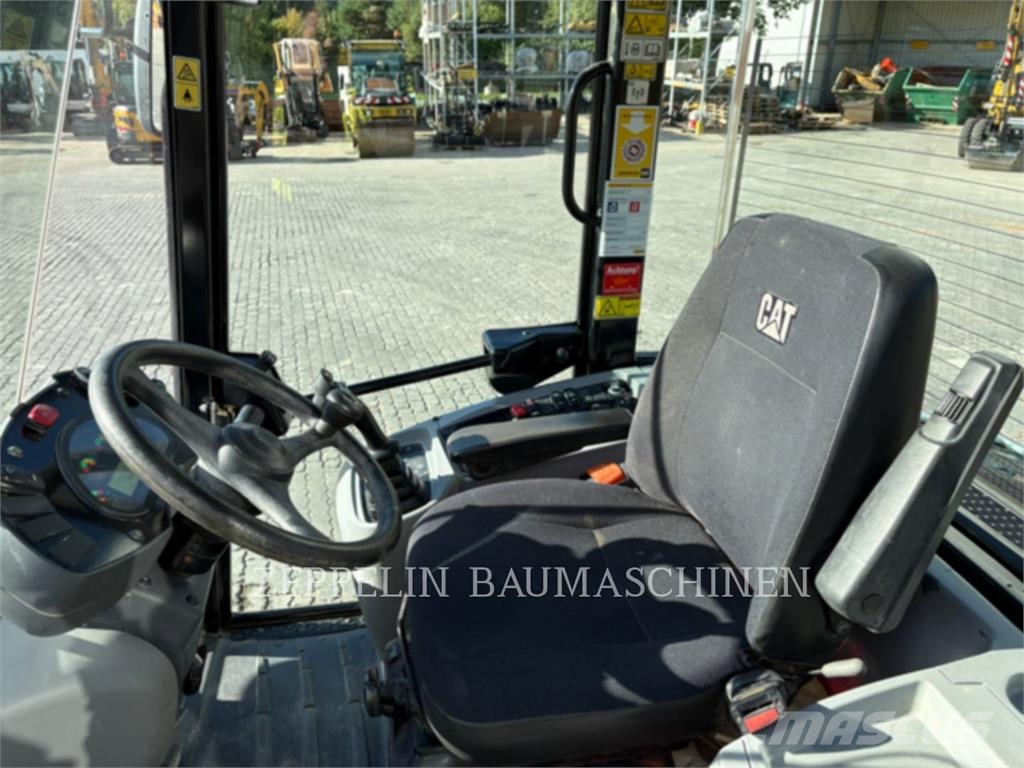 CAT 908M Iekrāvēji uz riteņiem