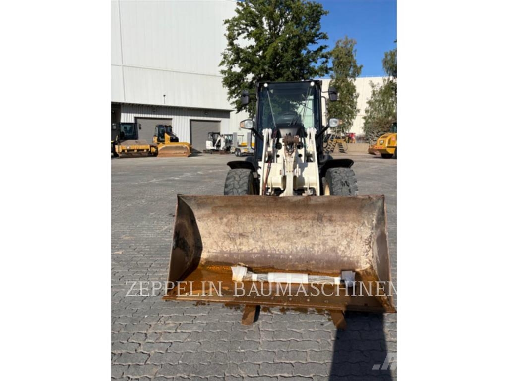 CAT 908M Iekrāvēji uz riteņiem