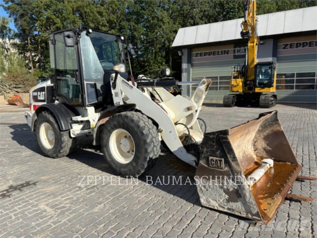 CAT 908M Iekrāvēji uz riteņiem