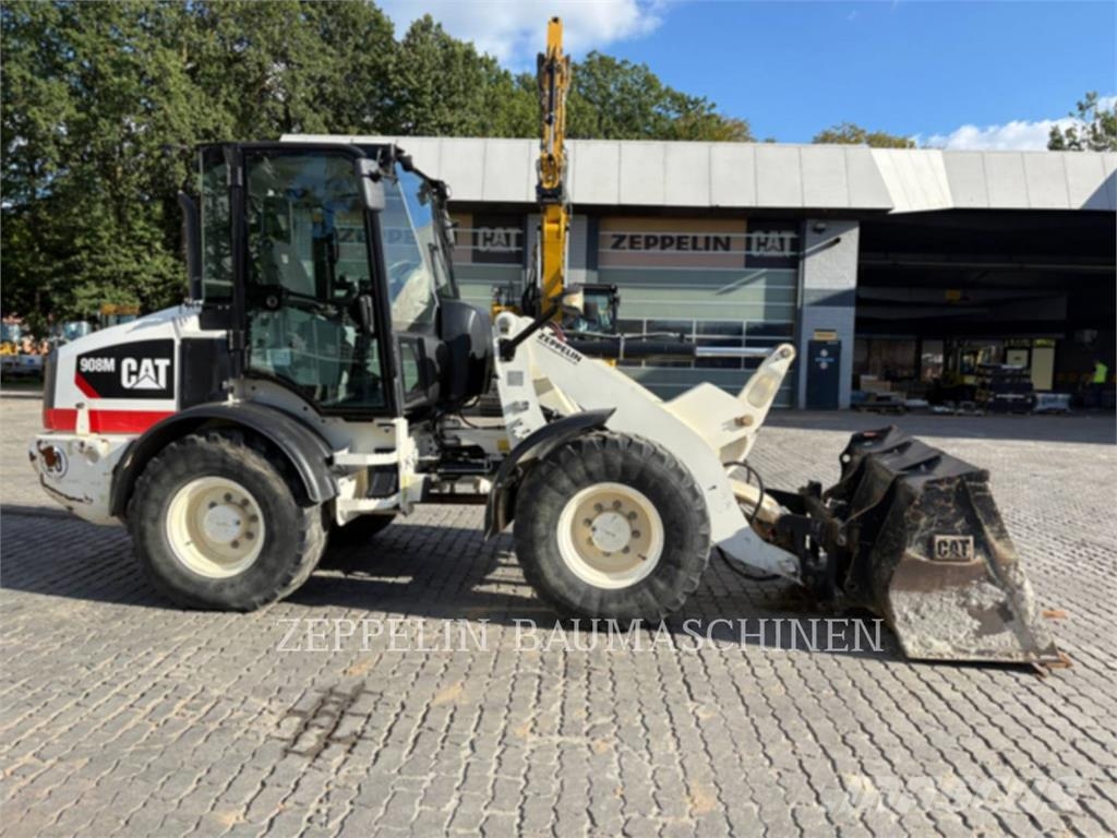 CAT 908M Iekrāvēji uz riteņiem