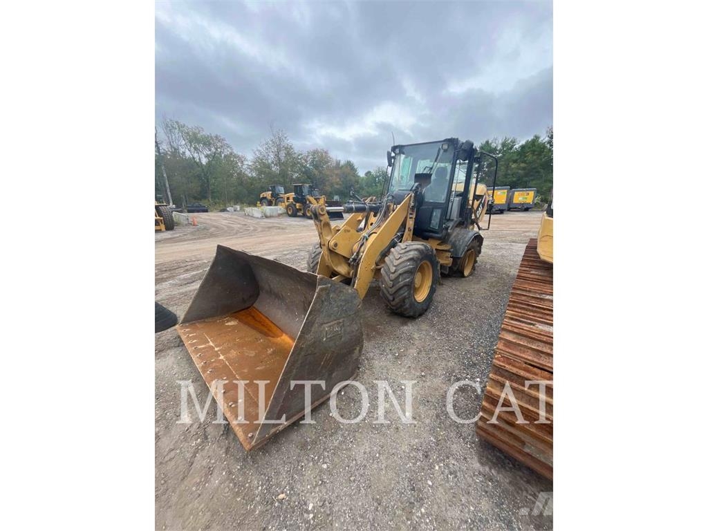 CAT 908M Gumikerekes homlokrakodók