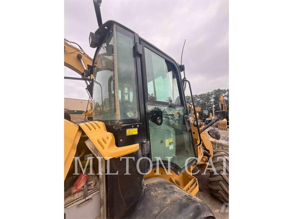 CAT 908M Gumikerekes homlokrakodók
