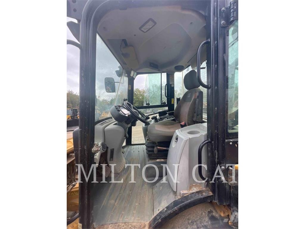 CAT 908M Gumikerekes homlokrakodók