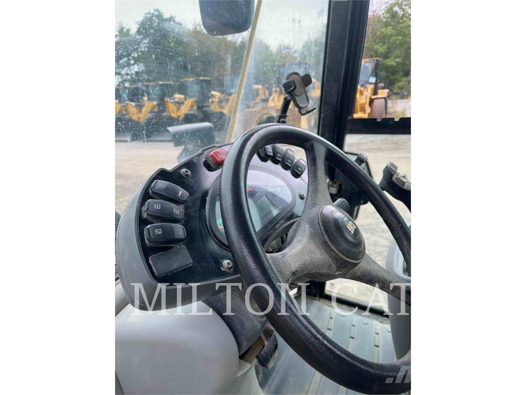 CAT 908M Gumikerekes homlokrakodók