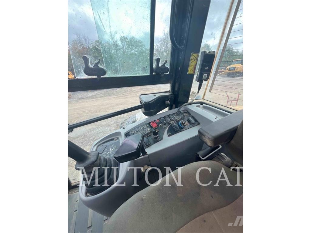 CAT 908M Gumikerekes homlokrakodók