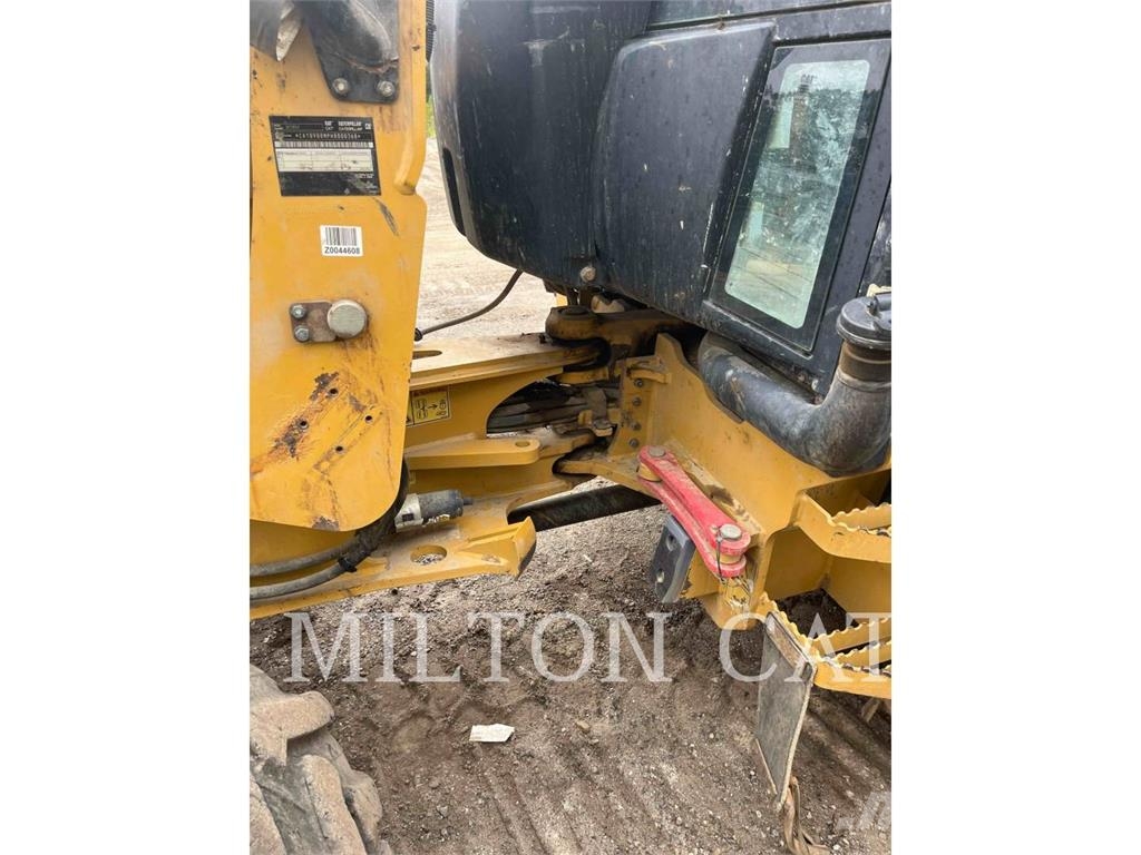 CAT 908M Gumikerekes homlokrakodók
