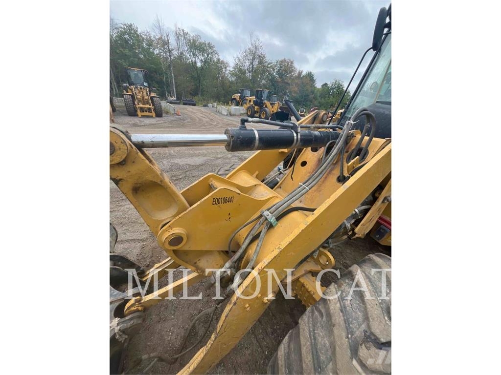 CAT 908M Gumikerekes homlokrakodók