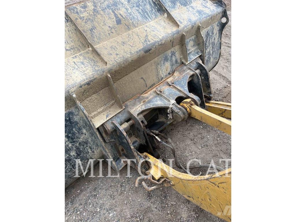 CAT 908M Gumikerekes homlokrakodók