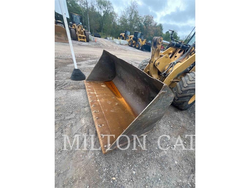 CAT 908M Gumikerekes homlokrakodók