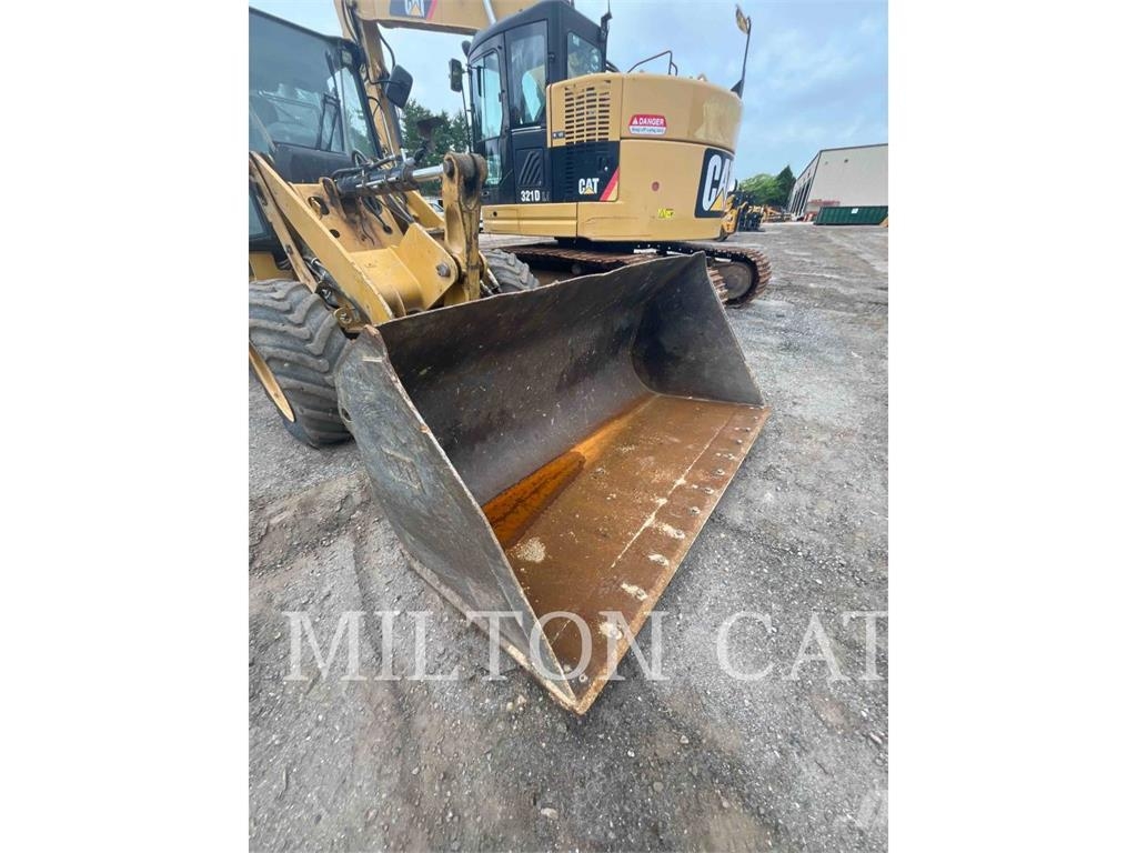 CAT 908M Gumikerekes homlokrakodók