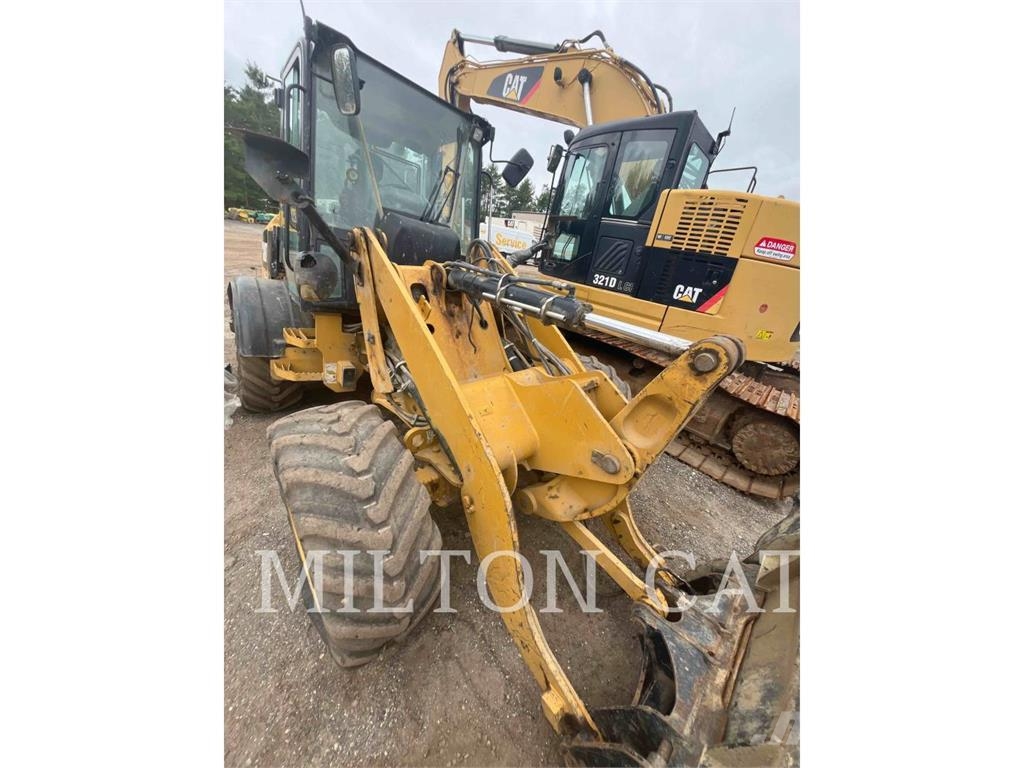 CAT 908M Gumikerekes homlokrakodók