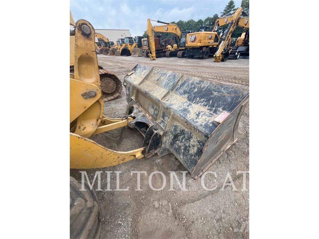 CAT 908M Gumikerekes homlokrakodók
