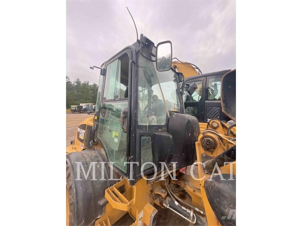 CAT 908M Gumikerekes homlokrakodók