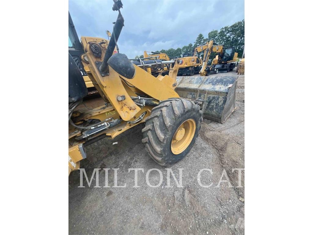 CAT 908M Gumikerekes homlokrakodók