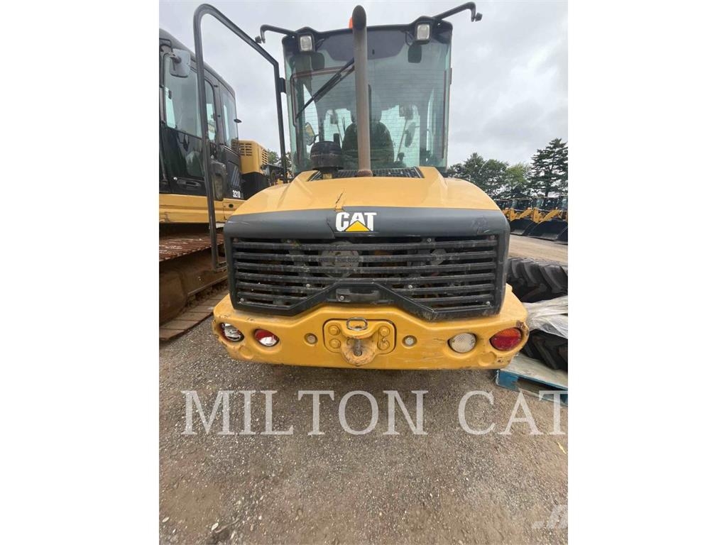 CAT 908M Gumikerekes homlokrakodók