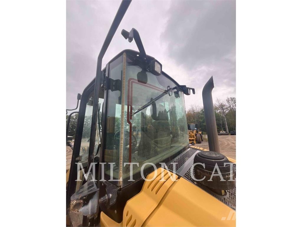 CAT 908M Gumikerekes homlokrakodók