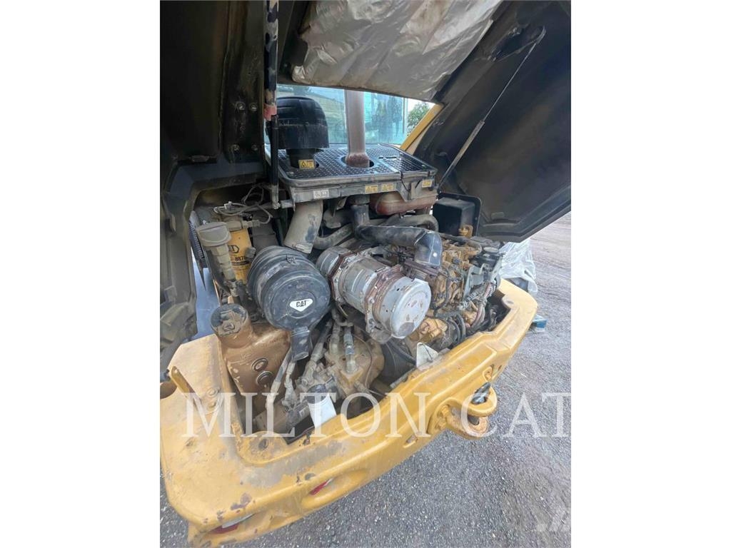 CAT 908M Gumikerekes homlokrakodók