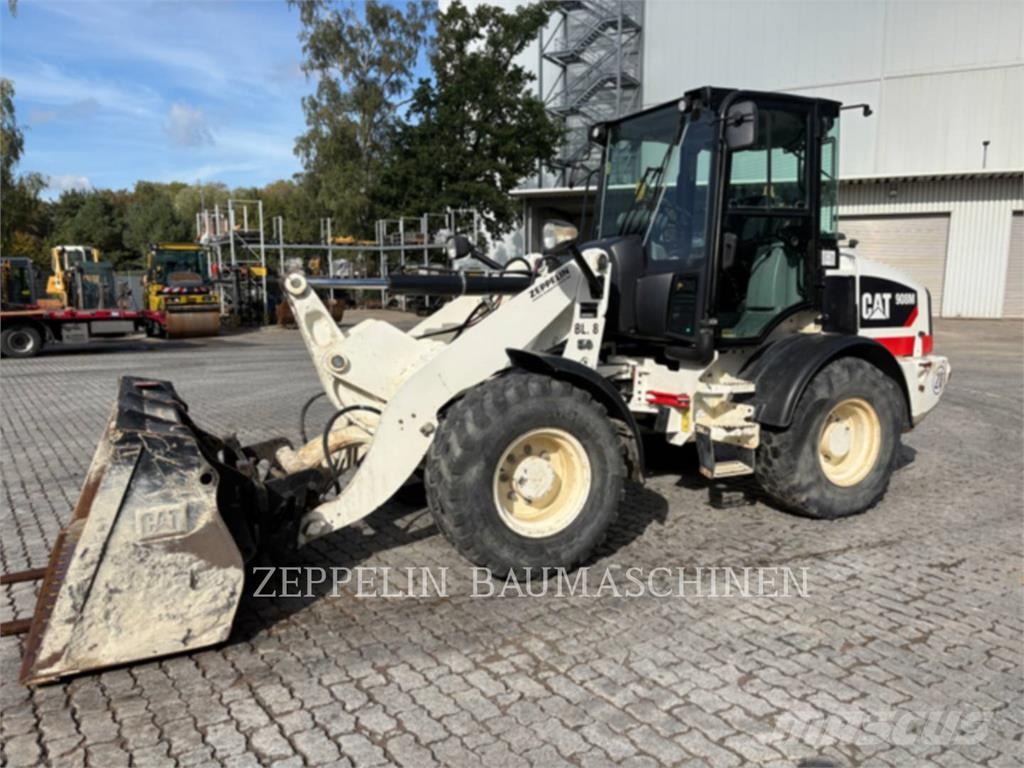 CAT 908M Kolesni nakladalci