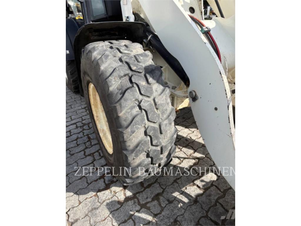 CAT 908M Kolesni nakladalci