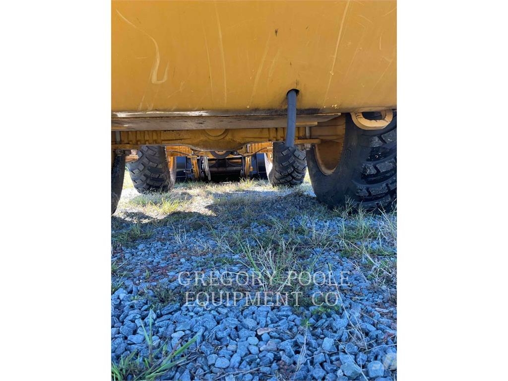 CAT 908M Gumikerekes homlokrakodók