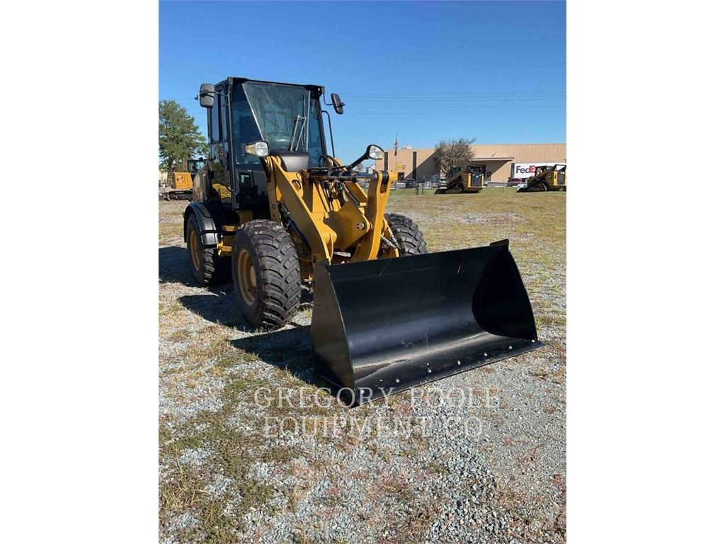 CAT 908M Gumikerekes homlokrakodók
